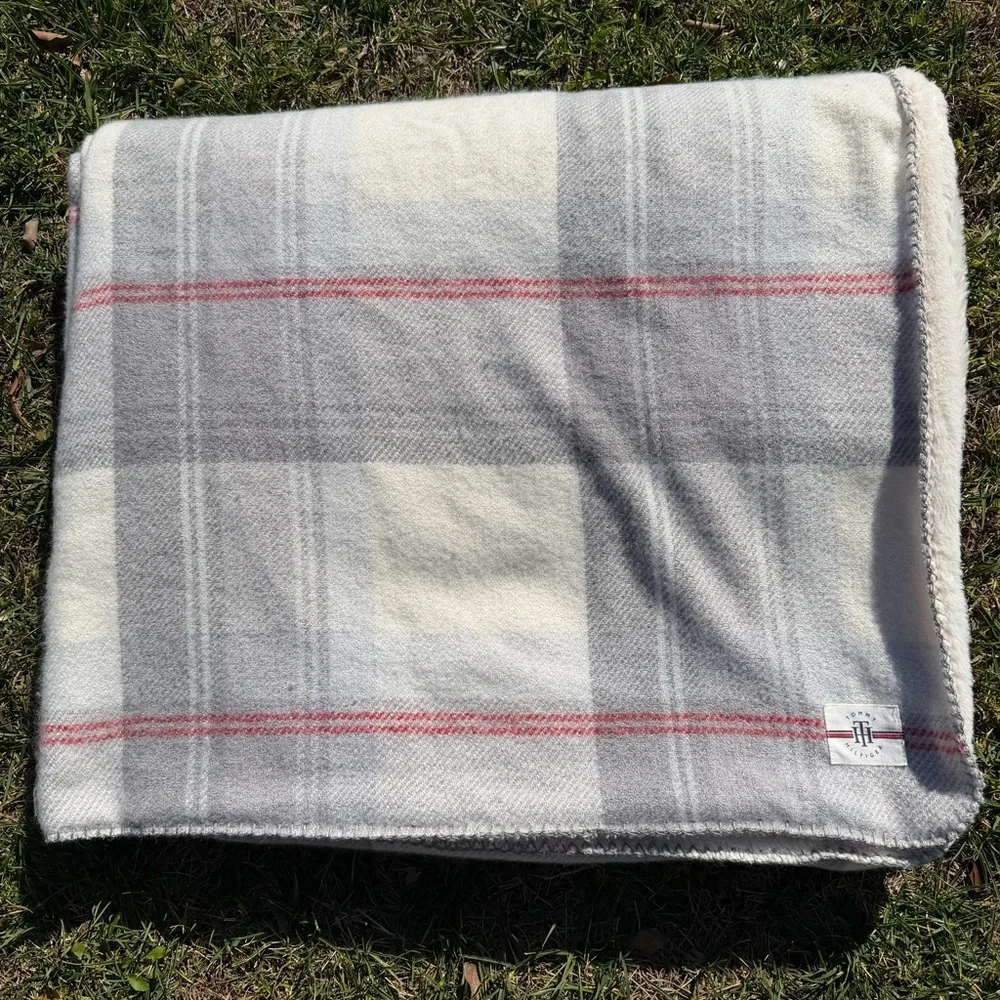 Tommy Hilfiger Faux Cashmere Plush Throw Blanket Plaid Gray Cream Red 50x70 GUC